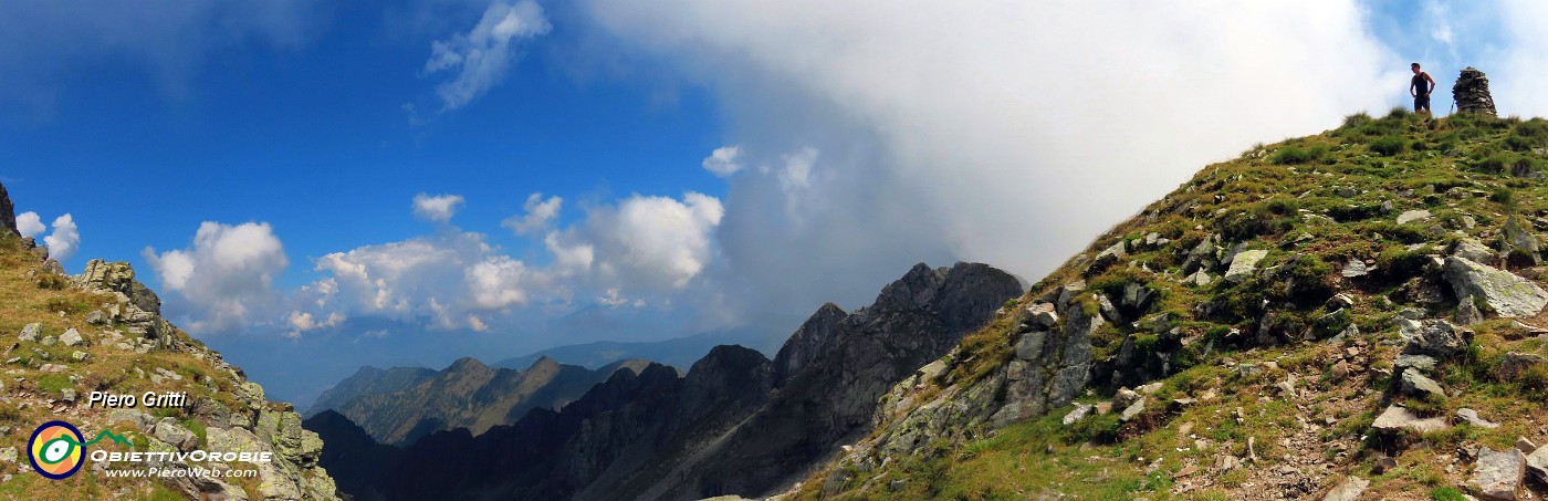 38 All'omino del Ponteranica centrale con vista sul vallone di discesa al Pescegallo.jpg